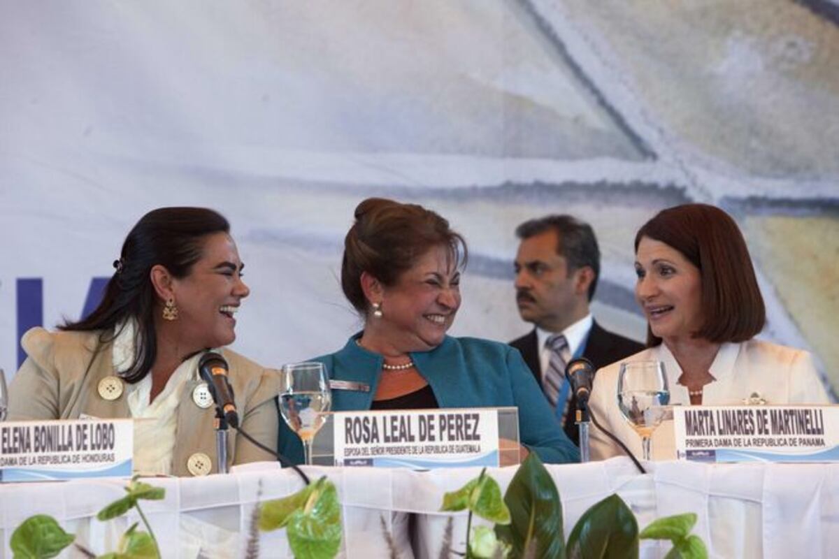 Arrestan a exprimera dama por presunta malversación de fondos públicos