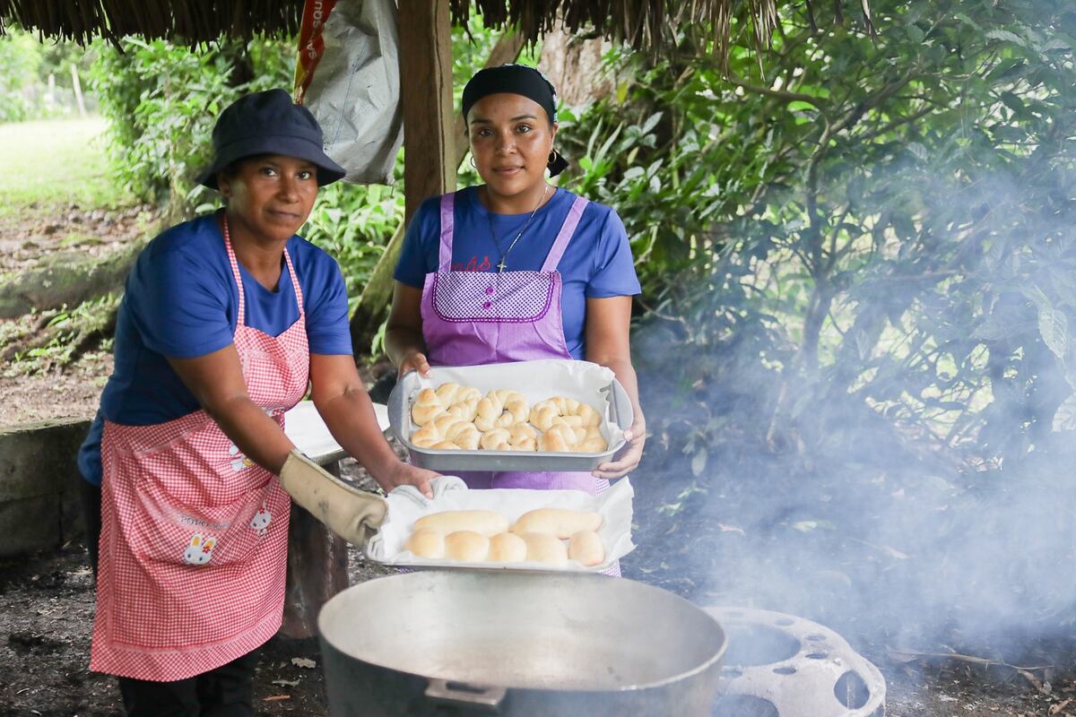 Mujeres hacen pan de olla a la orilla del Lago Alajuela