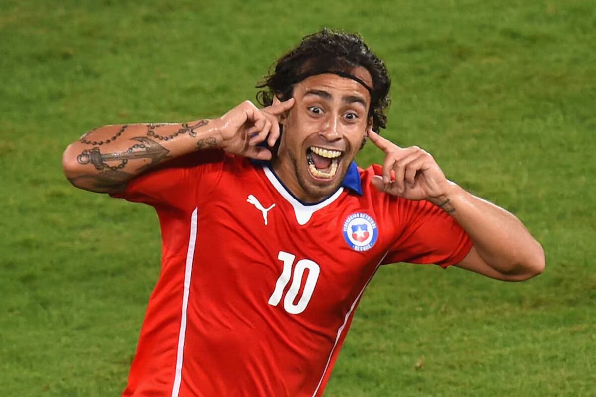 “El ‘Mago’ Valdivia en prisión preventiva por doble acusación de violación