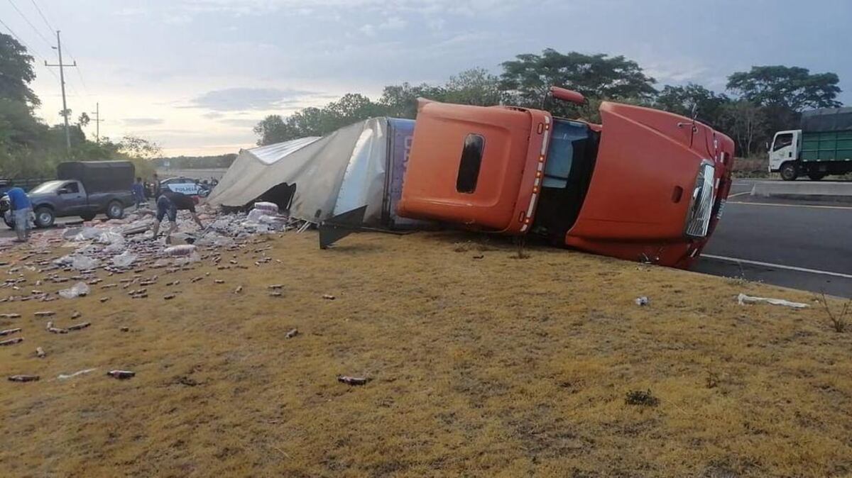 Se llevan más de $20 mil en sodas, luego de que un camión se volcó en plena vía