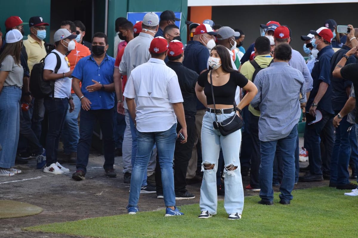 Captan a excara de ‘reality’, Joseline Pinto con su nuevo pollo que al parecer es funcionario 