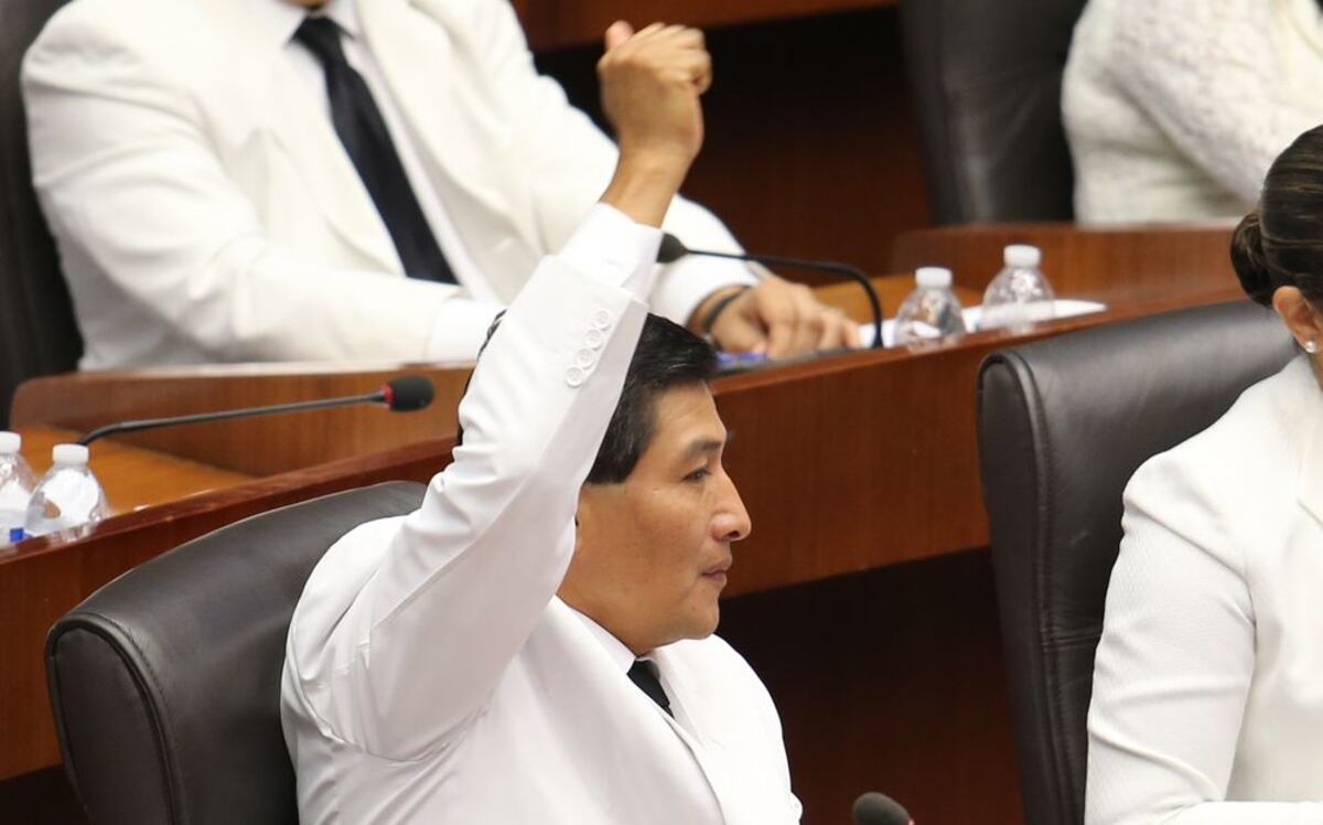 VIDEO | Indígenas reparan sus bates de béisbol con caucho de llanta de bicicleta