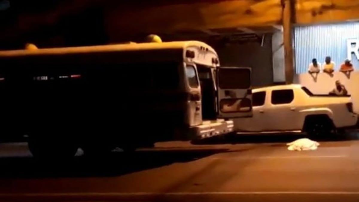 Su último viaje.Trató de subirse a un bus, pero terminó muerto