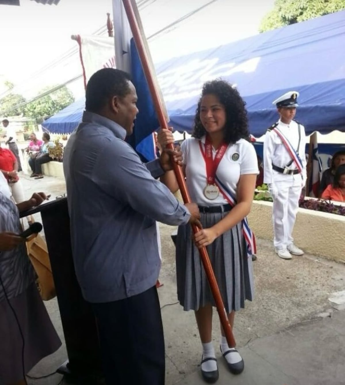 Le entregó  la bandera  tras ganar el Concurso Nacional de Oratoria y ahora le tendrá que pasar la batuta de la Alcaldía de San Miguelito