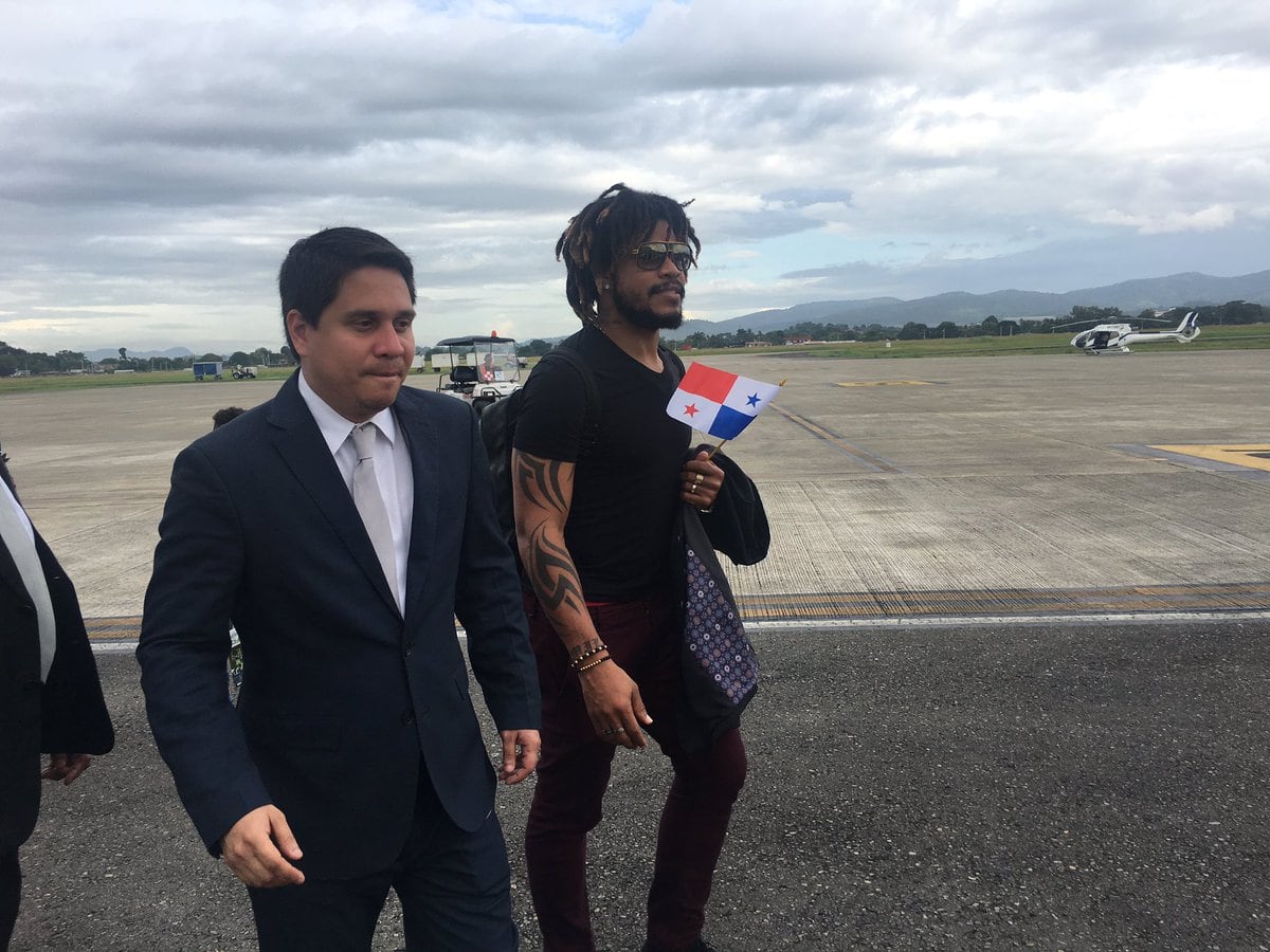¡SE LO MERECE! Torres llegó con su bandera y ansioso de saludar a la patria