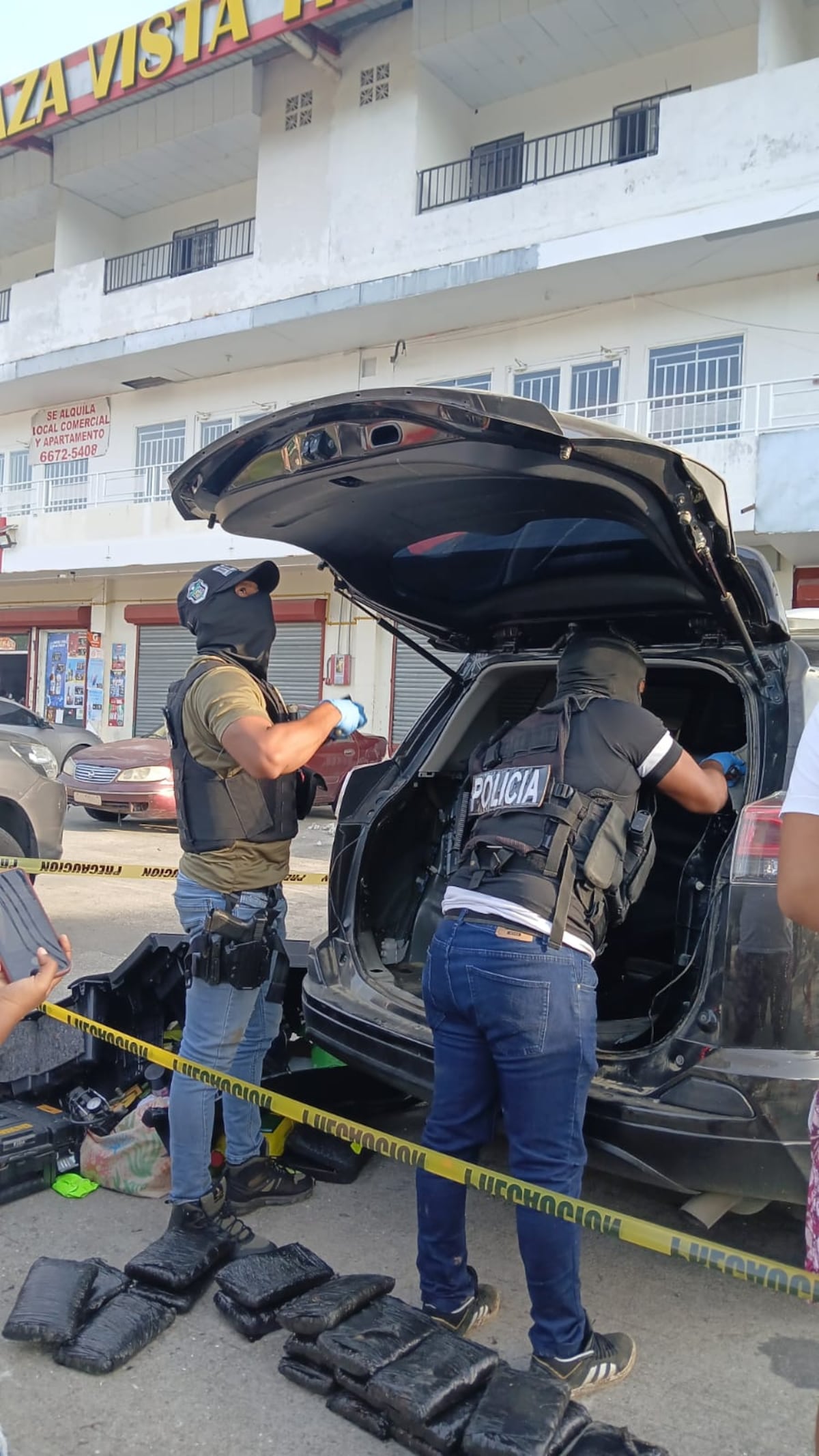 Más de 110 paquetes de droga y armas incautadas en operativos policiales en Colón