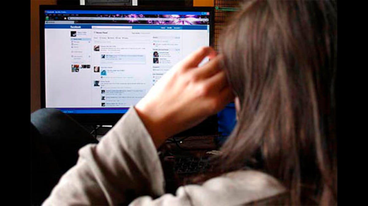 Dos años de cárcel para mujer que accedió al Facebook de su novio