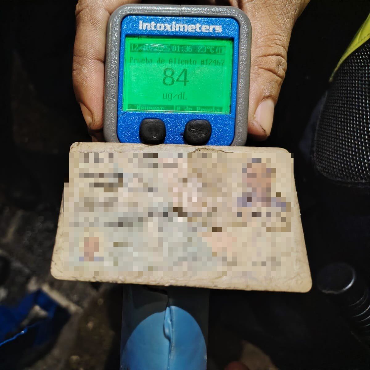 El alcoholímetro no mintió: Vehículo del Estado termina patas arriba