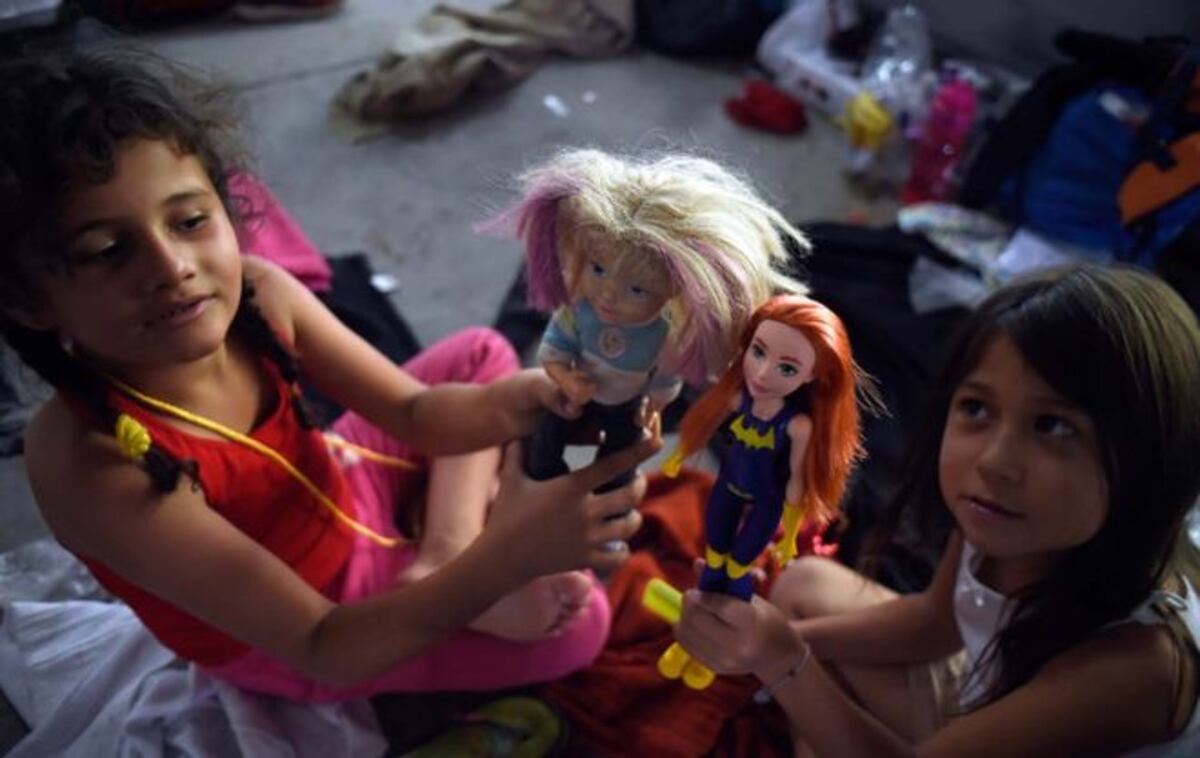 Con peluches y cochecitos, niños migrantes sobreviven al éxodo centroamericano