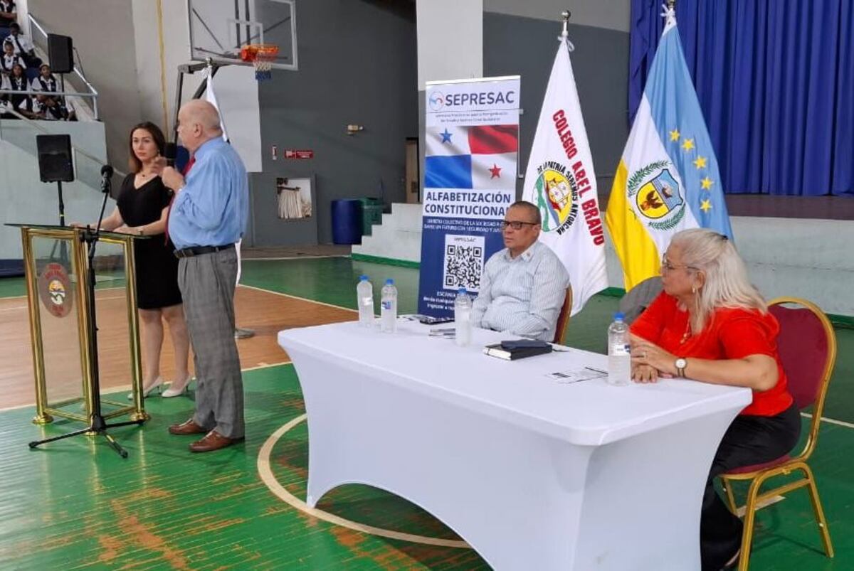 Voces jóvenes que brillan: Estudiantes del Abel Bravo toman la palabra en jornada de alfabetización constitucional