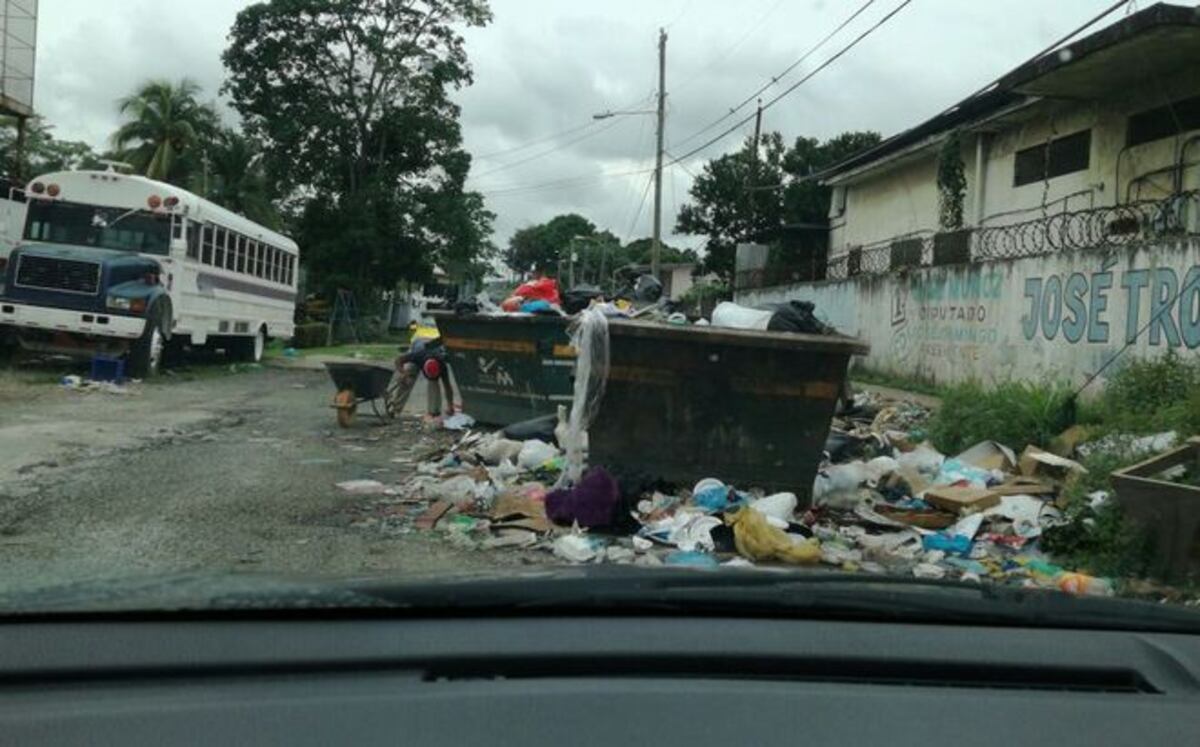 Tanques de basura en plena calle podrían causar una desgracia en Pedregal| Fotos