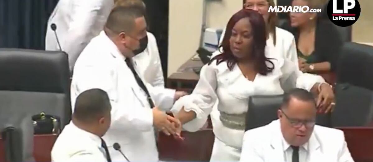 Primicia. Diputada princesa lució un cinturón de hilos de plata en ceremonia donde se reeligió como vicepresidenta de la Asamblea. Video