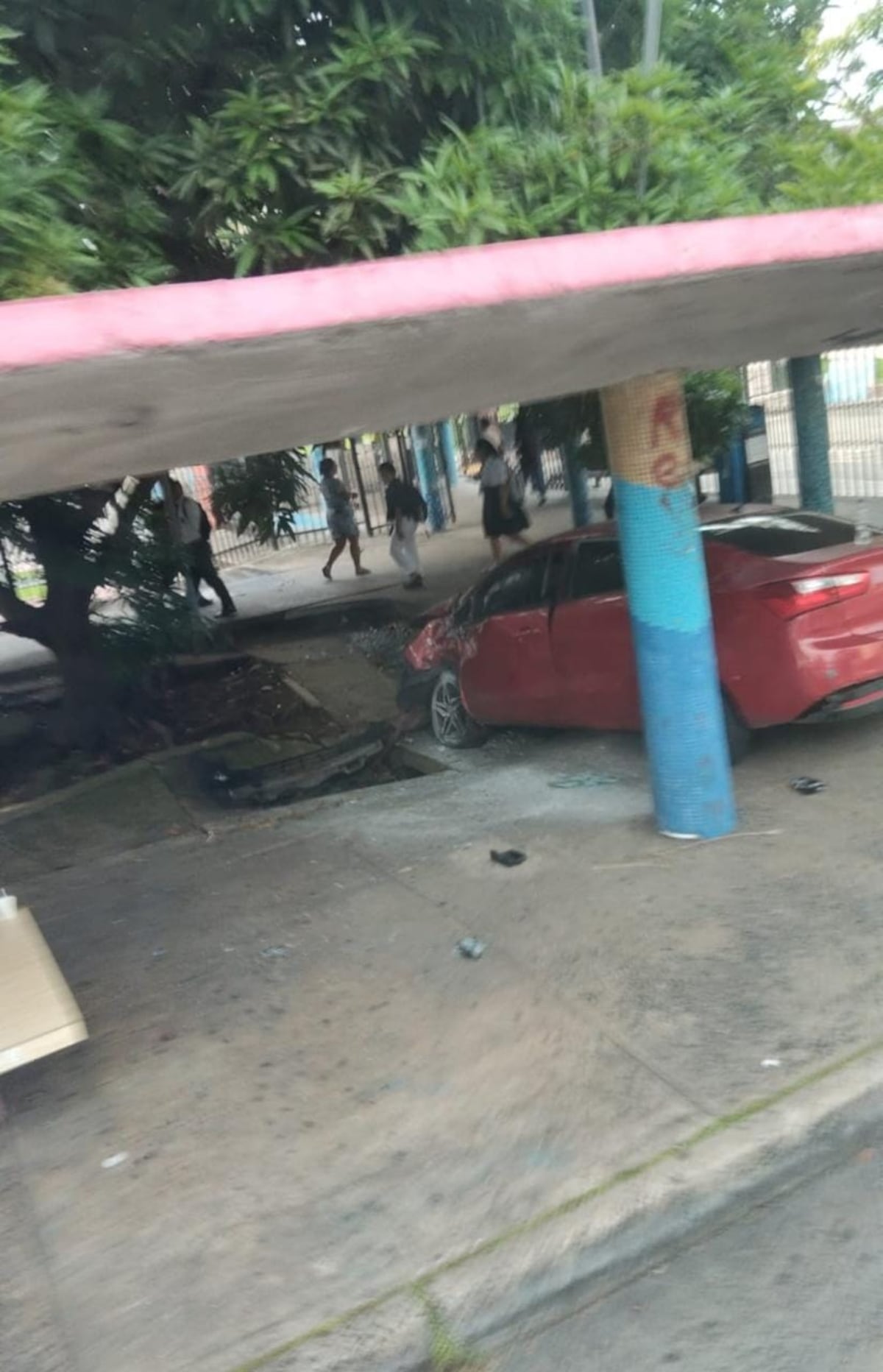 Más de 12 horas después, este sedán rojo sigue en la entrada de la Universidad de Panamá