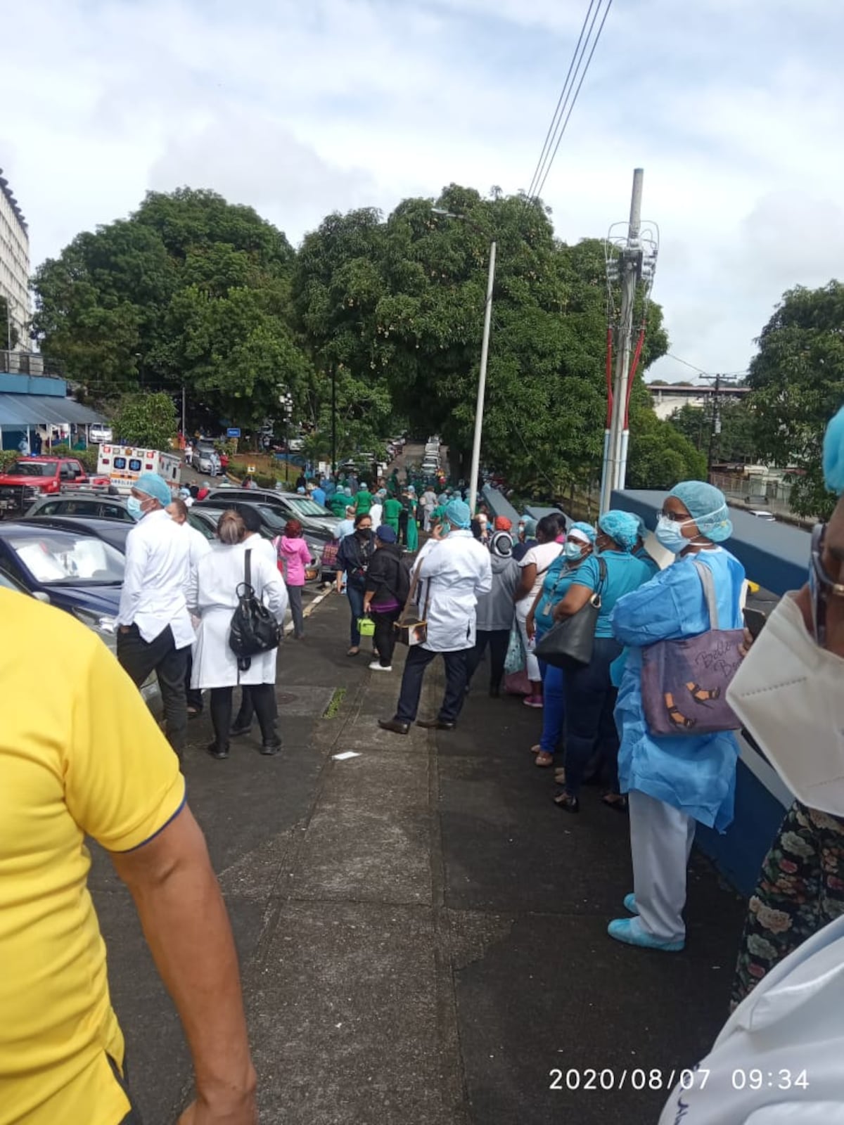 Fuga de gas en el Complejo Hospitalario.  Evacúan parcialmente a pacientes y personal. Bomberos atienden la emergencia. Video