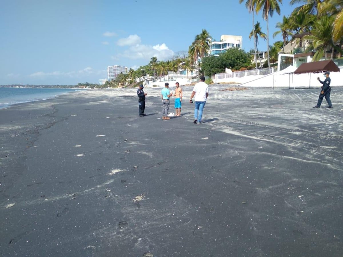 Pillan a varios en la playa en Coronado incumpliendo cuarentena, entre ellos un conocido político