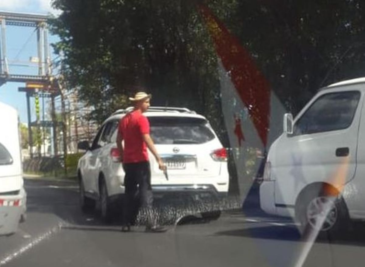 Emberracado. Conductor particular le saca pistola a busito pirata en Los Pueblos