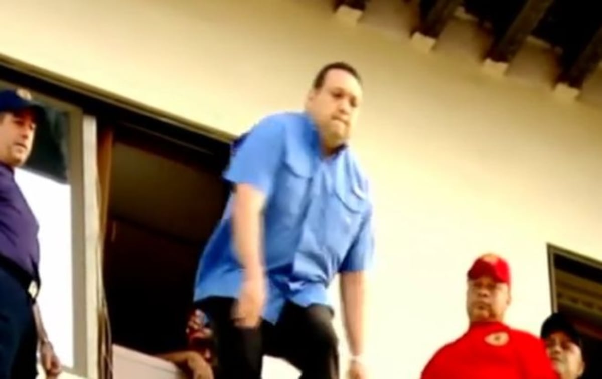 Eduardo Lim Yueng cae en un colchón 'big' de los Bomberos. Le llovieron memes