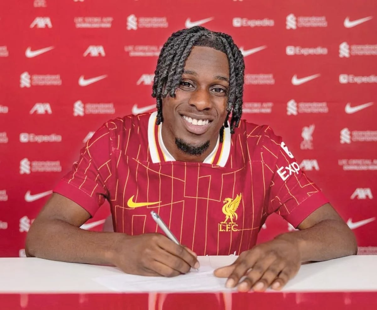Frimpong aterriza en Anfield: la nueva era del lateral derecho del Liverpool