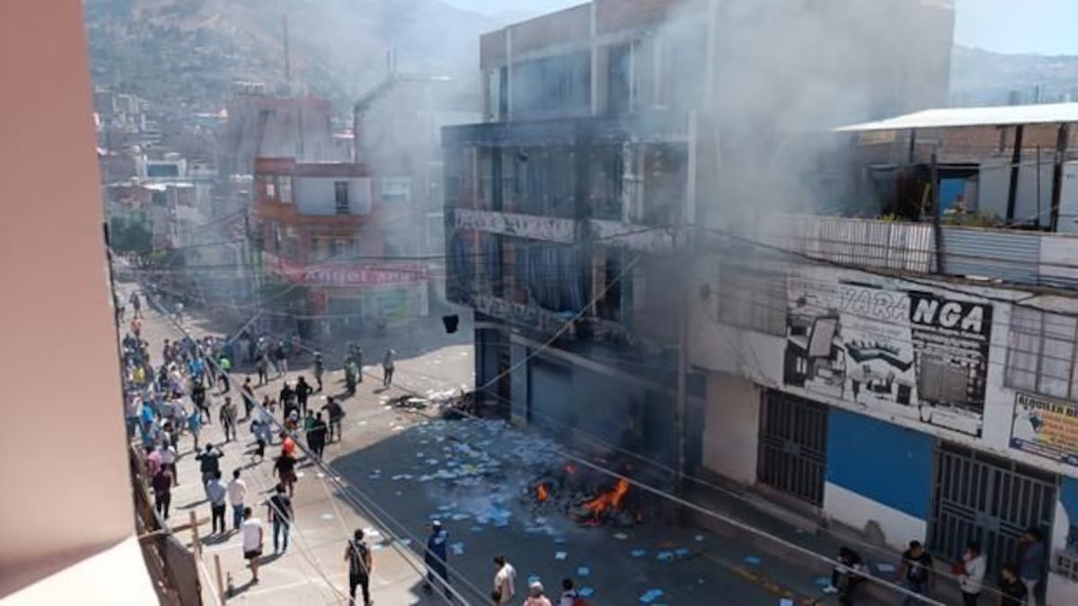 Queman fiscalía y una comisaría por liberación de presuntos asesinos en Perú