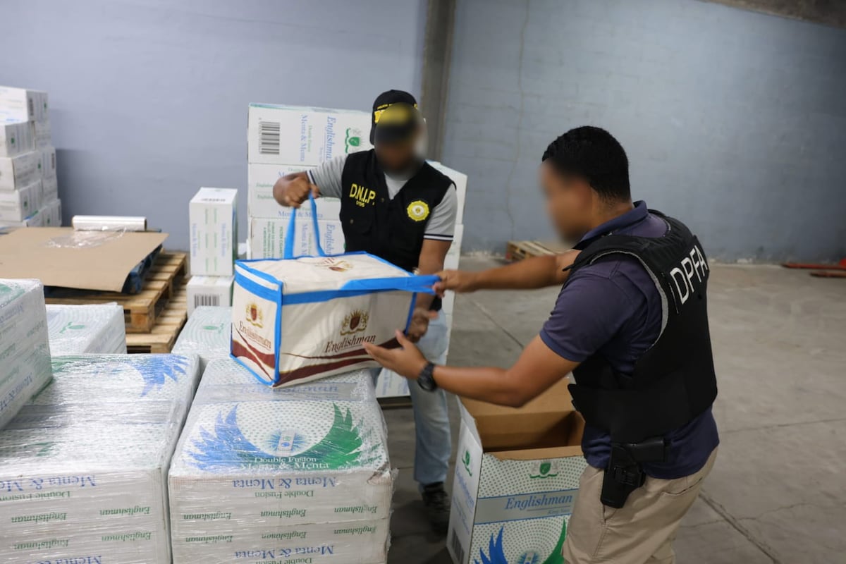 Aduanas inspecciona cargamento millonario de cigarrillos en una bodega de Colón