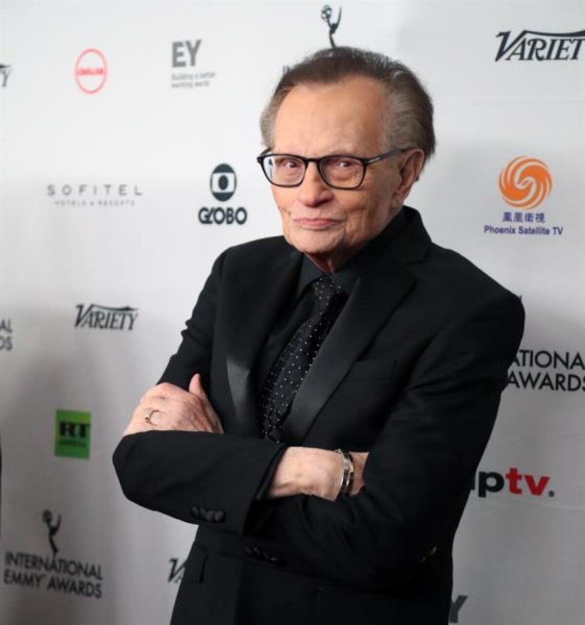 El presentador Larry King de 87 años, hospitalizado por la covid-19