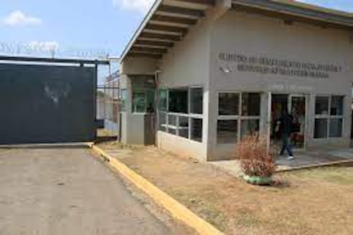 Le friegan la fiesta a adolescentes infractores