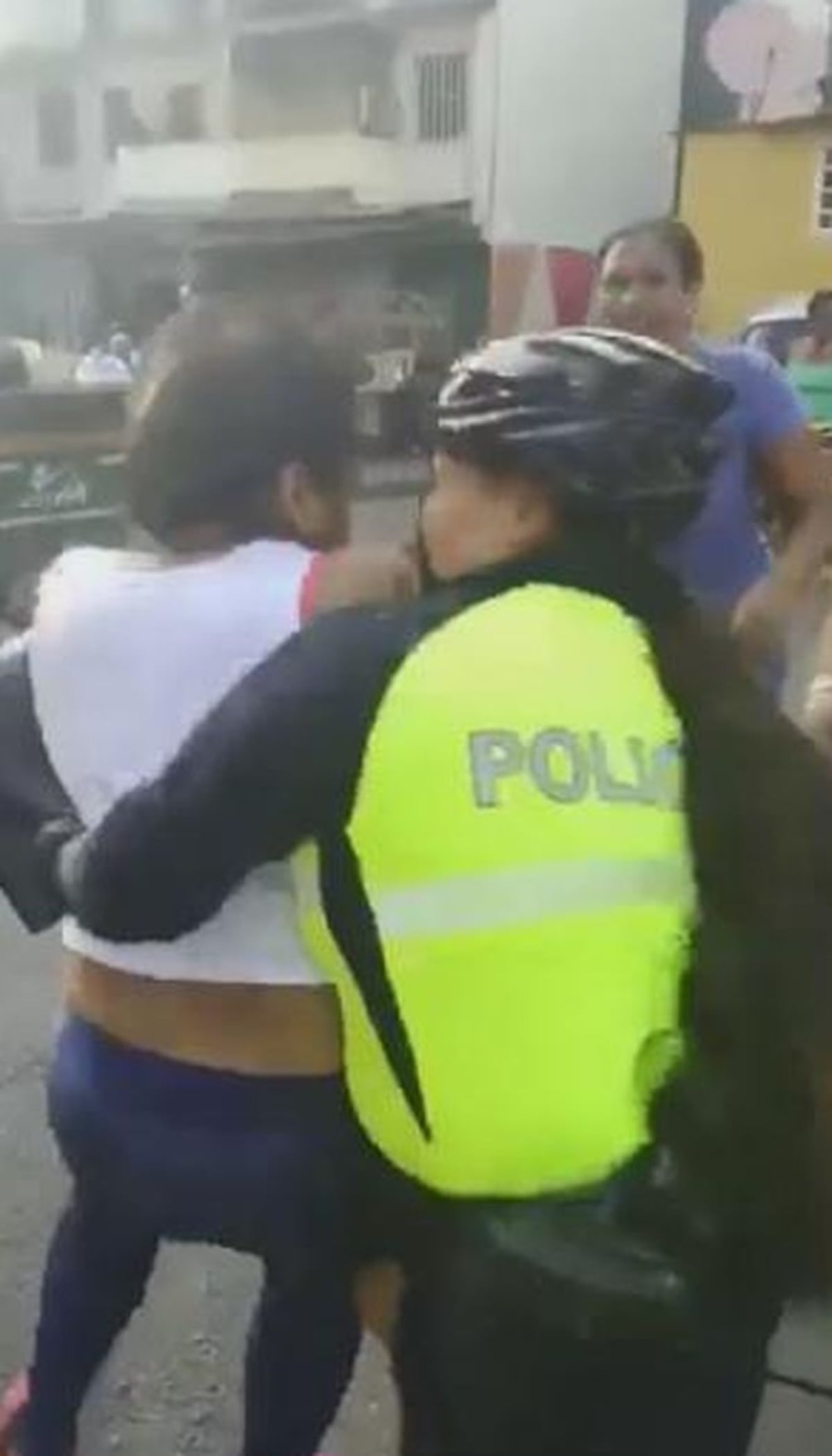 ¡AY, POR DIOS! Le entran a puños a una mujer policía en Calidonia|VIDEOS