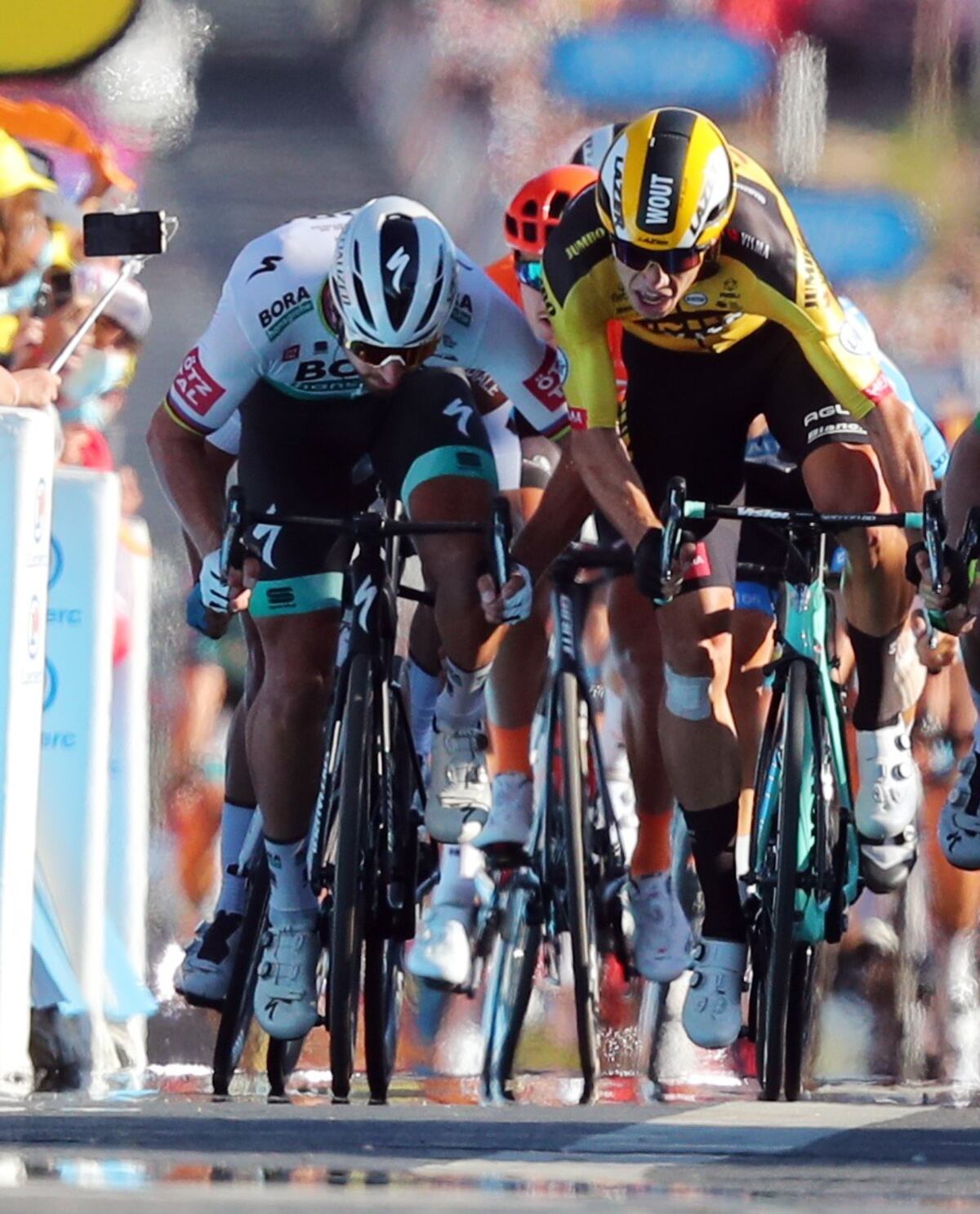 Jueces sancionan a Peter Sagan por empujar a otro ciclista en el ‘sprint’ | Video