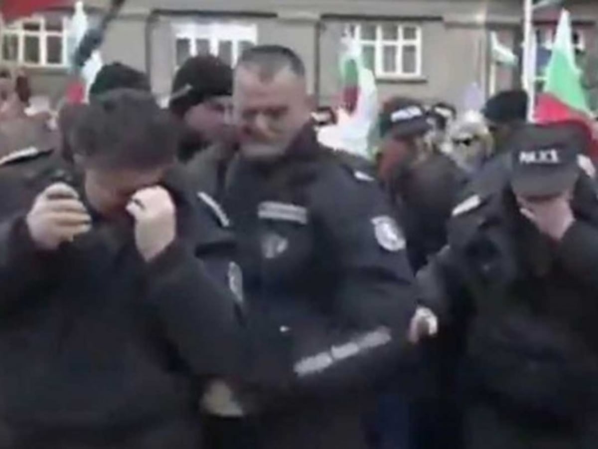 Policías lanzan gas pimienta a manifestantes... el viento se los regresa