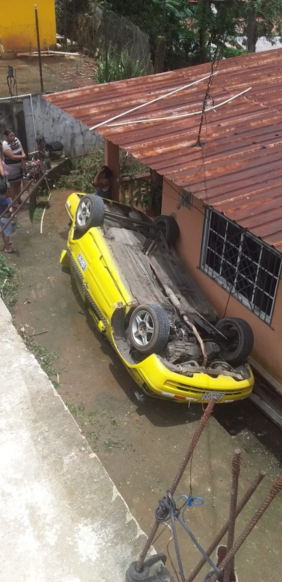 Taxi, con 4 pasajeros, cae al vacío y se vuelca sobre el portal de una casa en Tocumen. Video