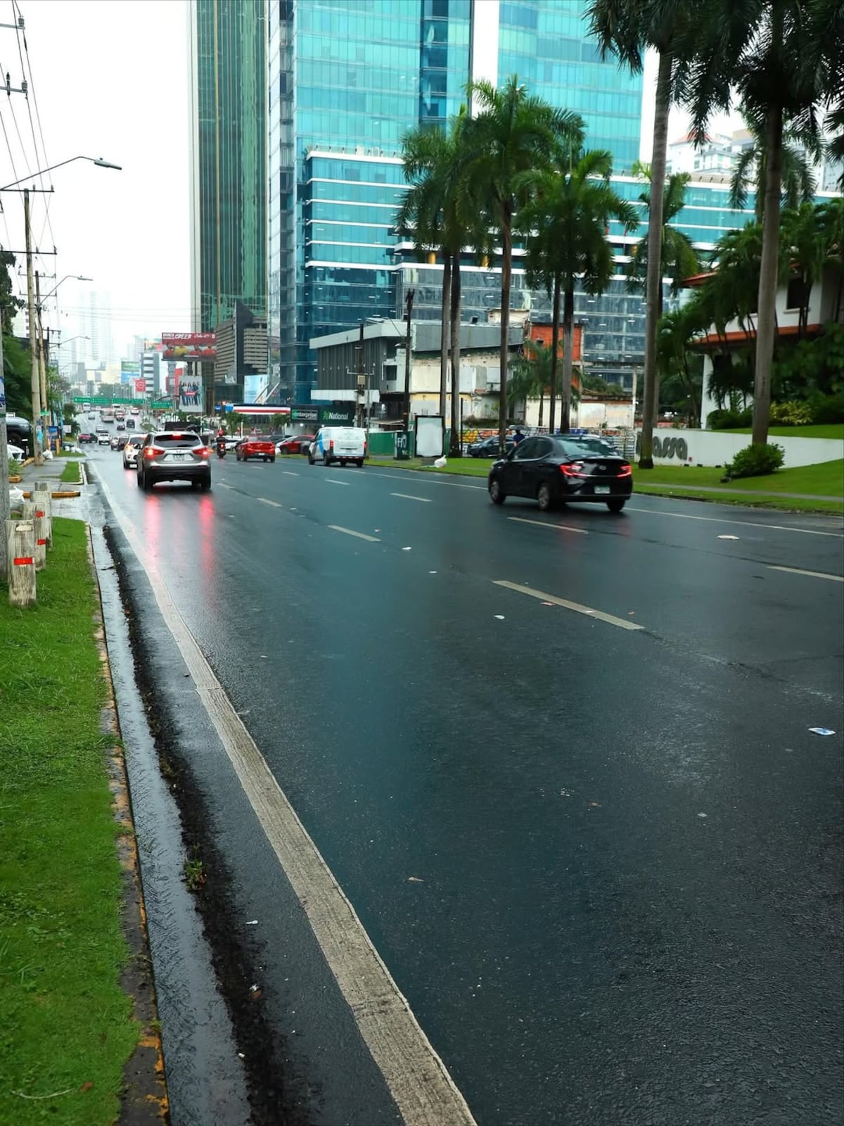 AAUD entra en acción con operativo de limpieza tras la noche de celebración futbolística