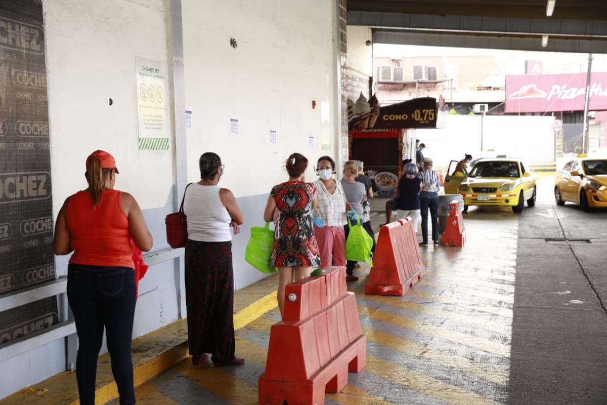 Este Viernes Santo las mujeres van a la calle a hacer las compras