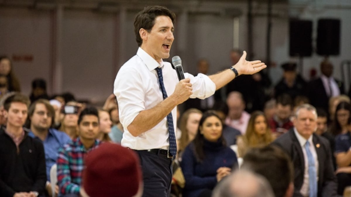 El guapísimo primer ministro canadiense niega haber tocado a periodista