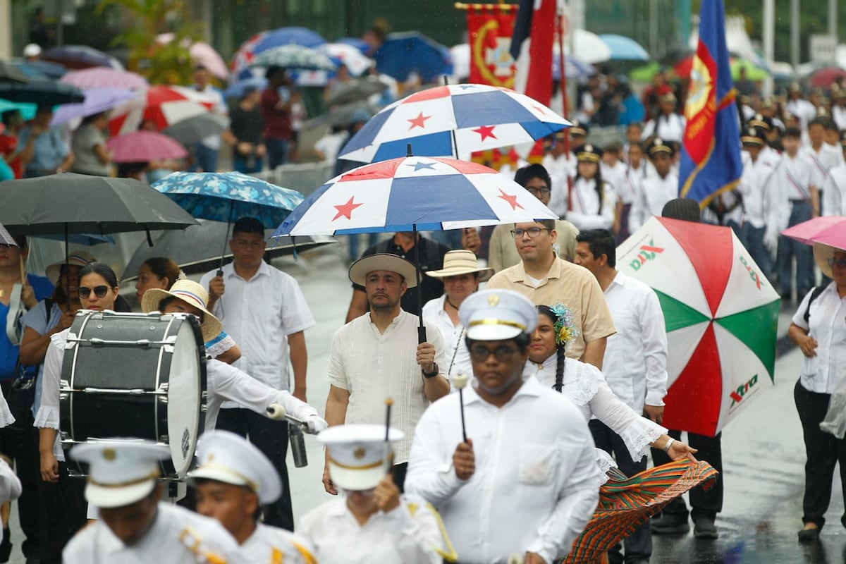 Lluvia no detiene gran desfile escolar en vía España por Día de los Símbolos Patrios