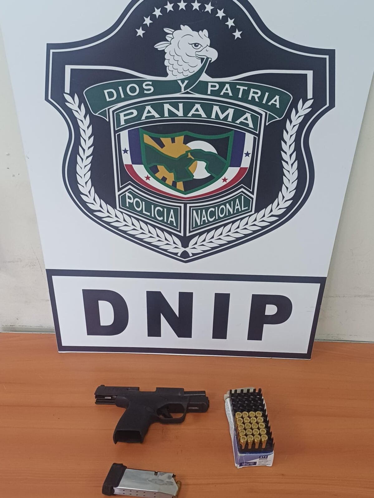 Lo pillan con pistola escondida en lavadora durante operativo en Colón