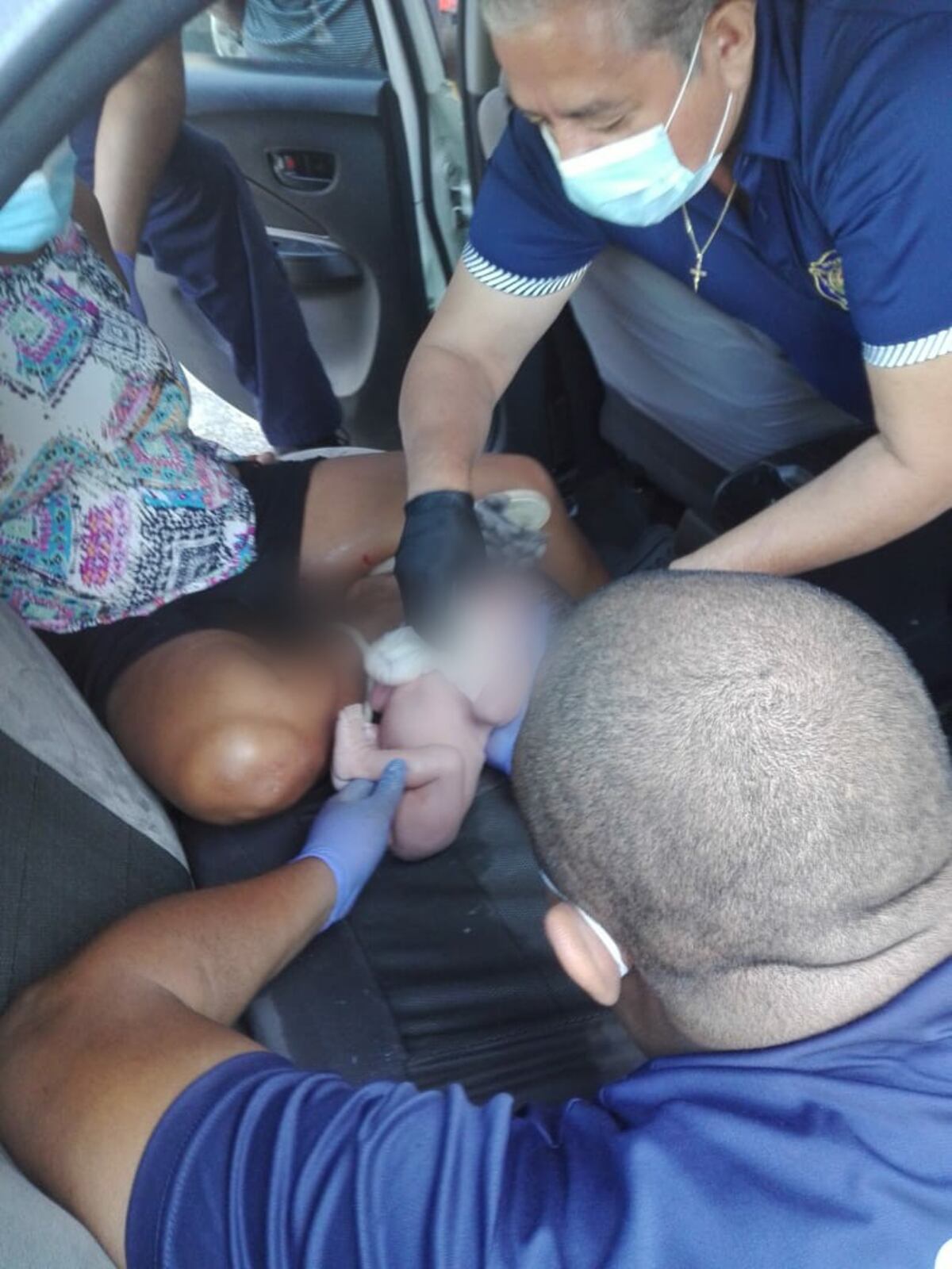 Bebé no quería esperar más y decidió llegar al mundo justo en la estación de bomberos en El Chorrillo