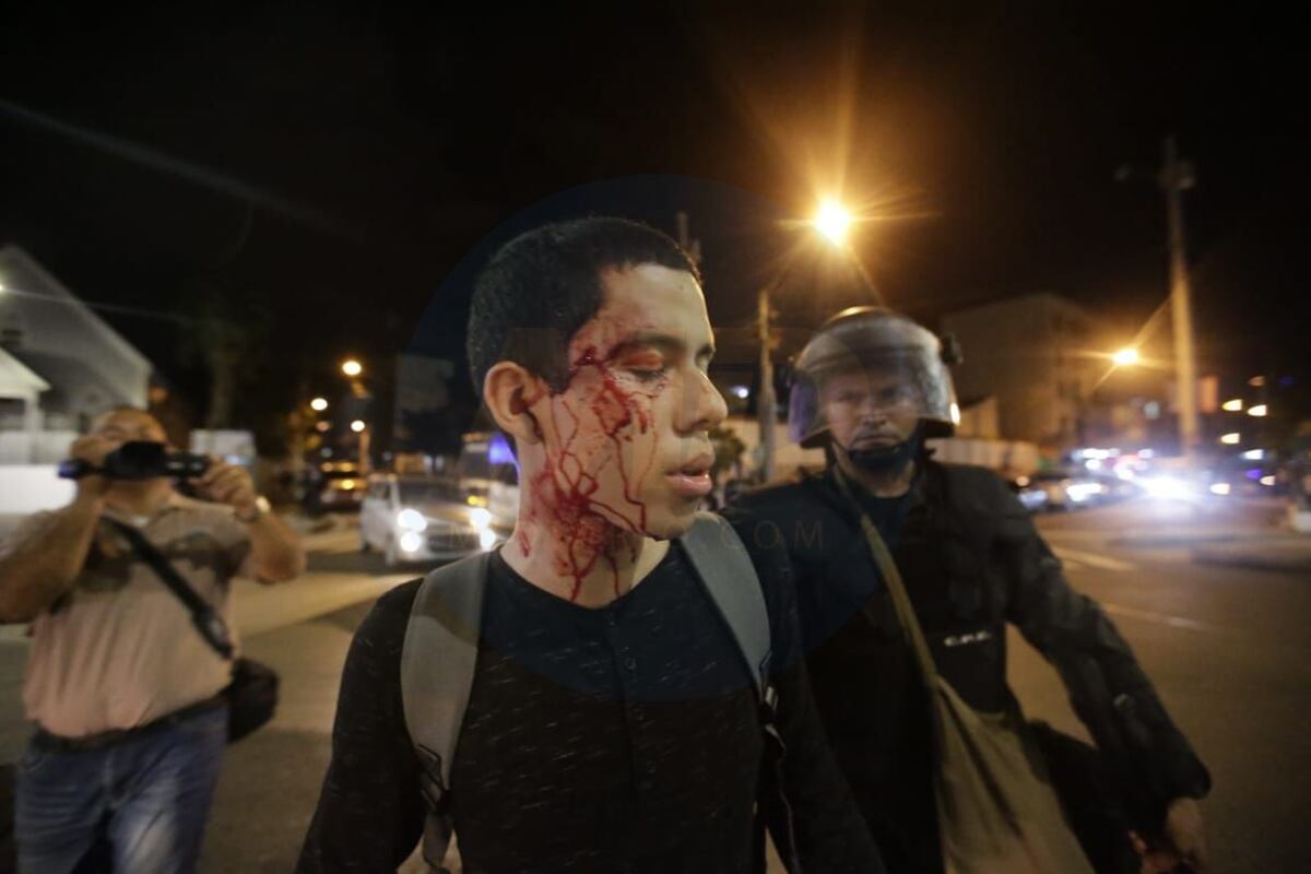 Aprehensiones, disturbios y 'matasuegras’. Así fueron las protestas del 31 de octubre