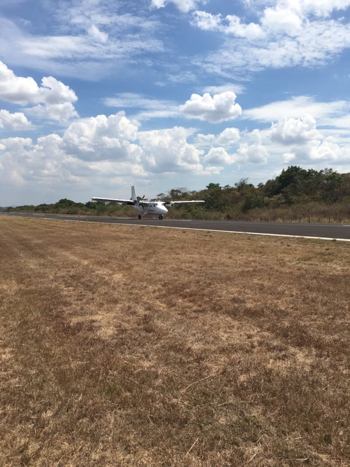 ¡UY! Avión procedente de Bocas del Toro aterriza con un solo motor en Veraguas