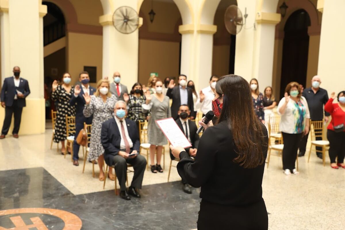 Boxeadora Bylon es testigo en la entrega de  carta de naturalización a 32 personas  