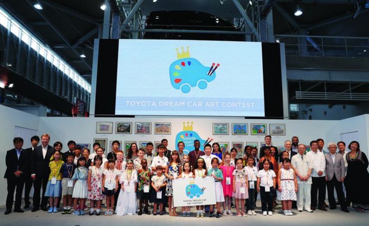  Veragüense se alza con un premio; Makes Me Smile Award