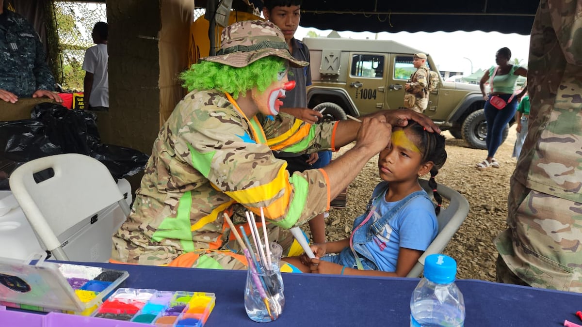 Navalito: el sargento que combate la tristeza con una nariz roja