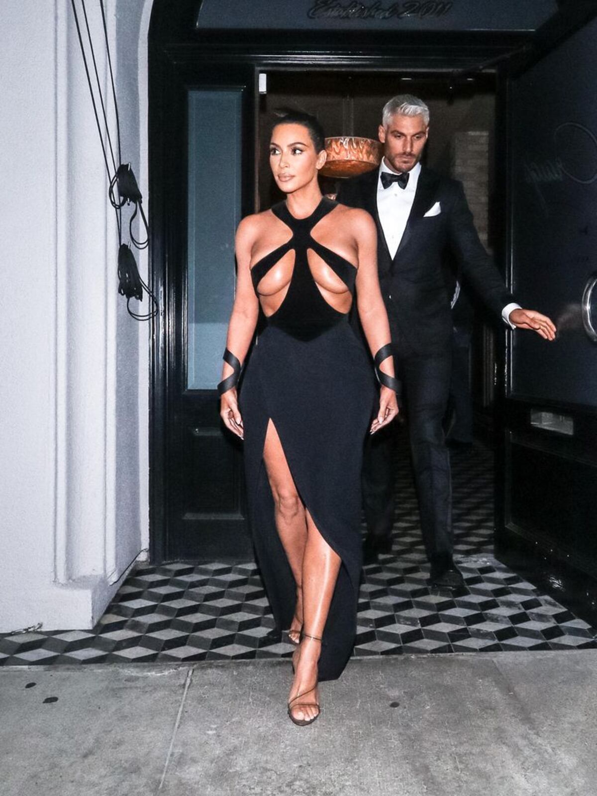 Kim Kardashian se enoja y le tira a empresa que plagió vestido revelador que usó