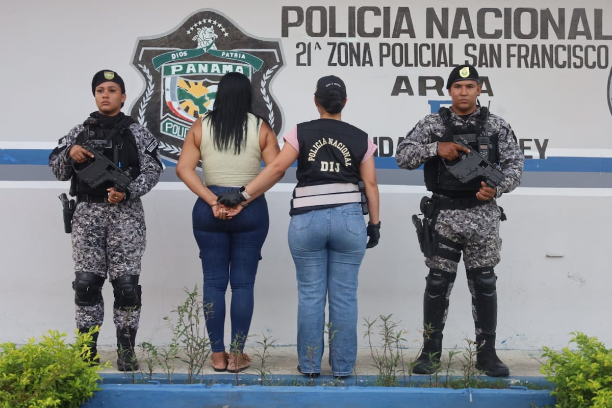 MAQUILLAJE PELIGROSO: Detienen a mujer  que viajaba con dos armas de fuego en su cosmetiquera