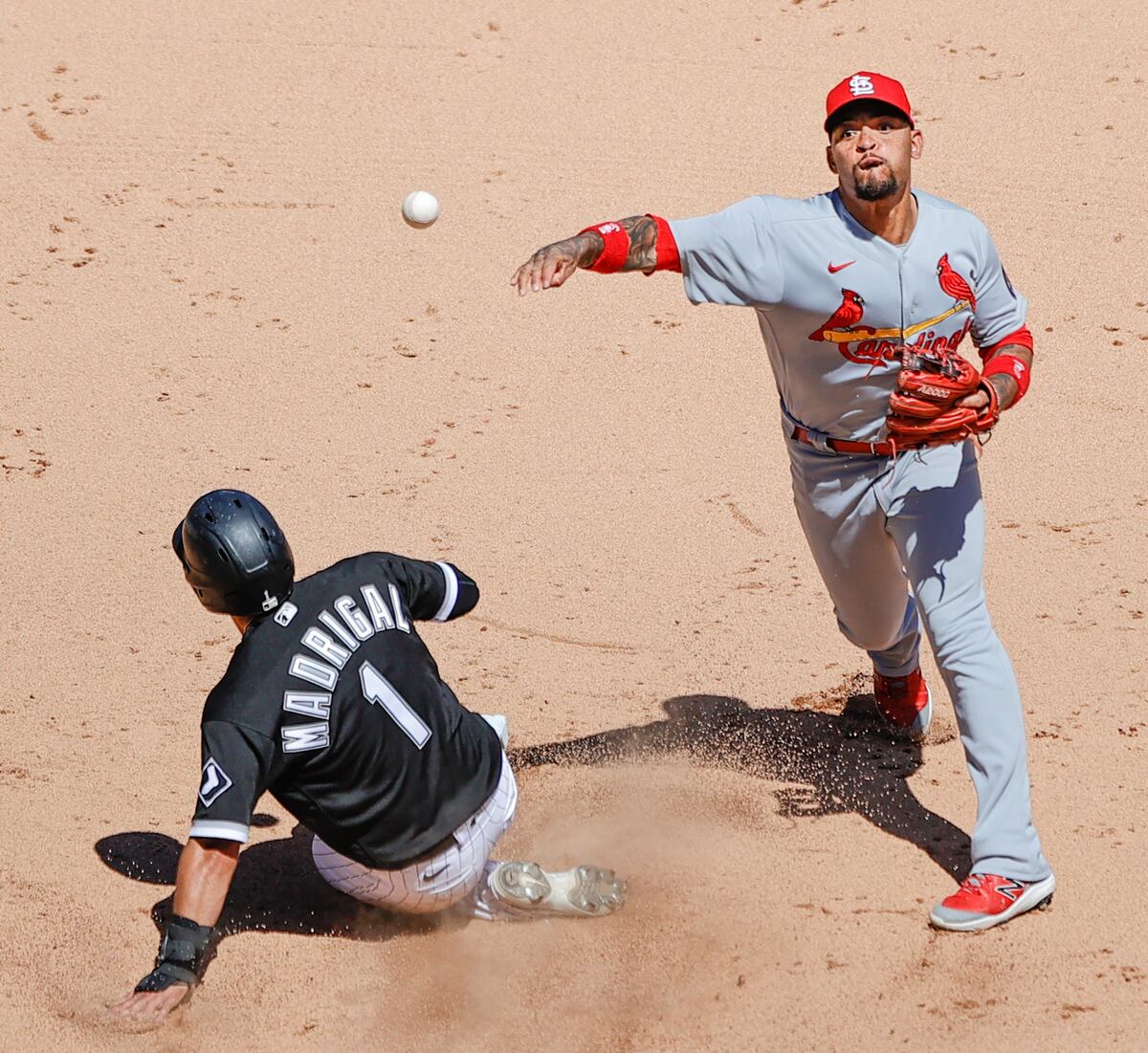 Panameño Edmundo Sosa sigue encendido con los Cardenales