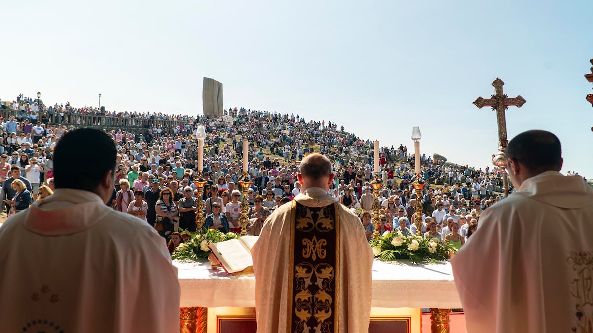 El enigmático poder de las piedras sagradas que atrae a peregrinos de todo el mundo
