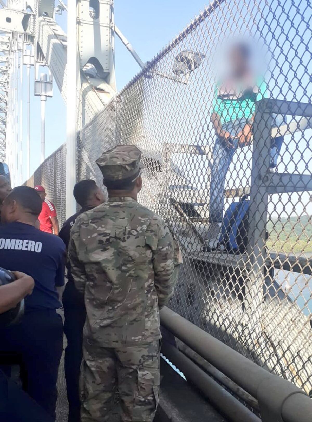 Emergencia en el Puente de las Américas. Rescatan a hombre que amenazaba con lanzarse. Video