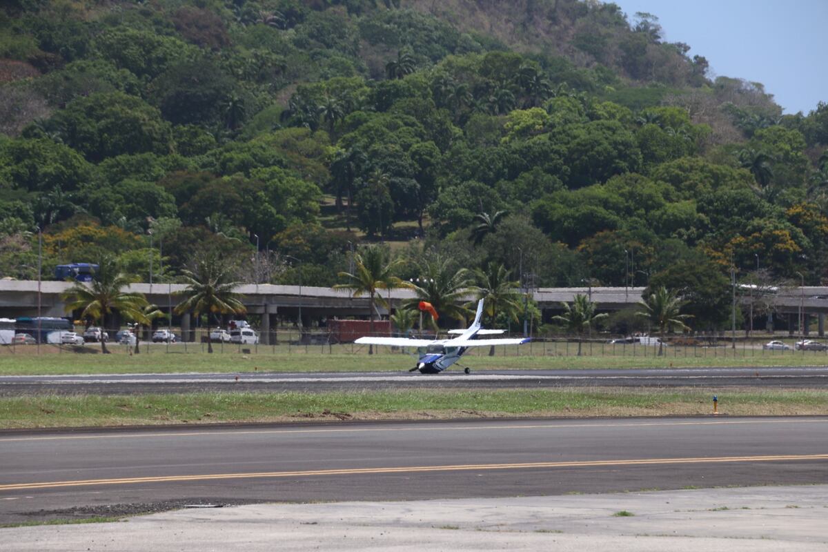 Se fue de nariz. Aterrizaje de emergencia este miércoles en Albrook fue captado en video. Chequee