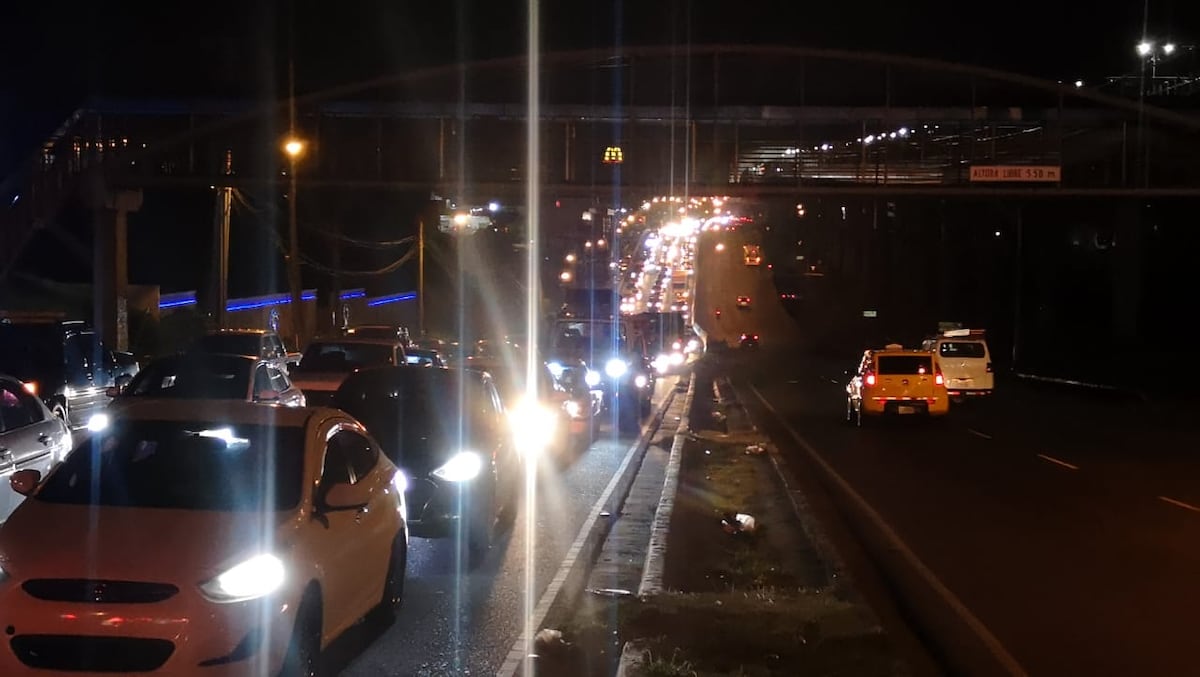 Corre, corre. El toque de queda este viernes agarró a muchos en tranques y esperando transporte. Video