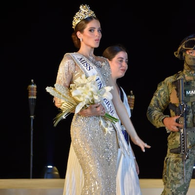 ¡Fátima Bosch activó el ‘modo fuga’! La Miss Universo salió corriendo y dejó a los reporteros hablando solos + VIDEO
