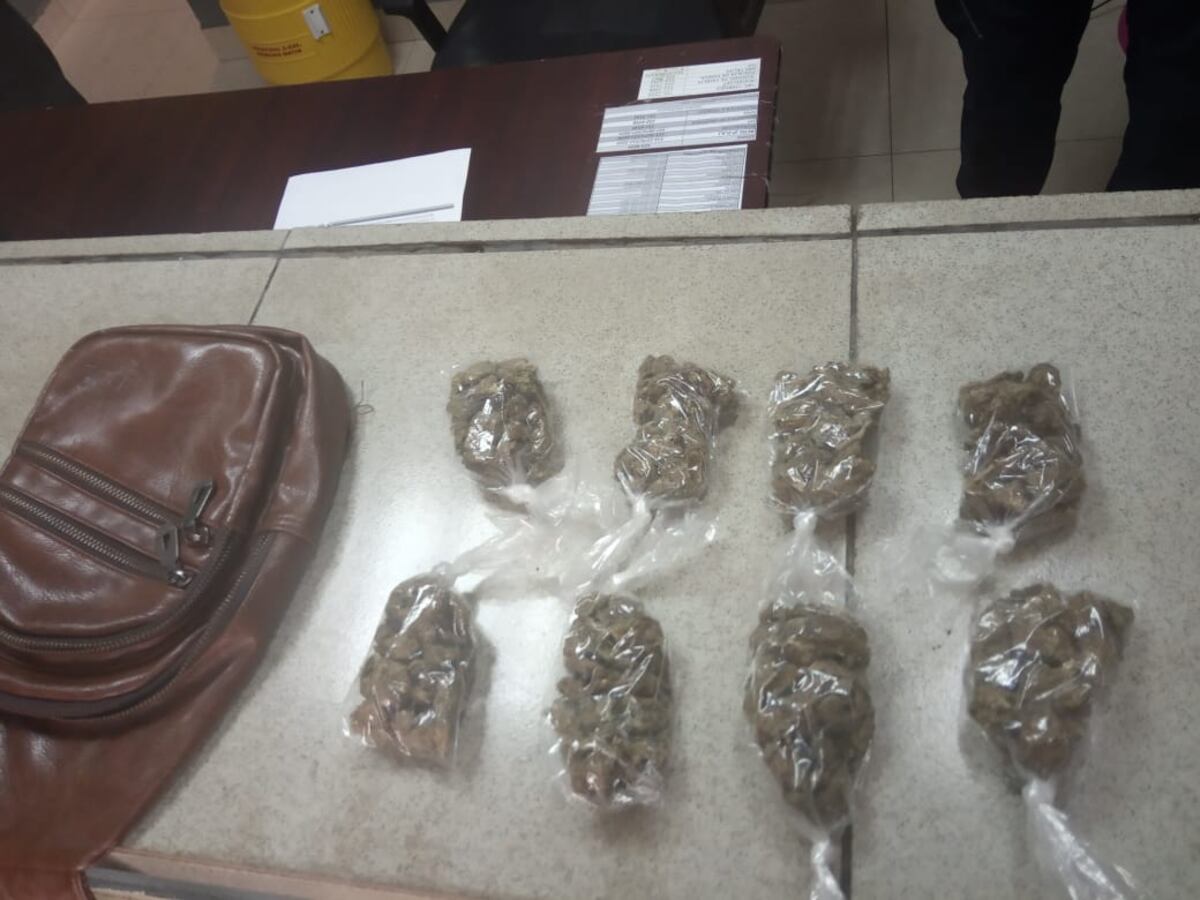 Le mordió el cuello y la frente al policía. En Curundú aprehenden a menor de 16 años con droga